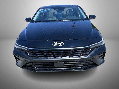 Used 2025 Hyundai Elantra Limited FWD image 2