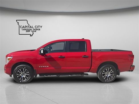 Used 2022 Nissan Titan SV w/ SV Convenience Package image 2