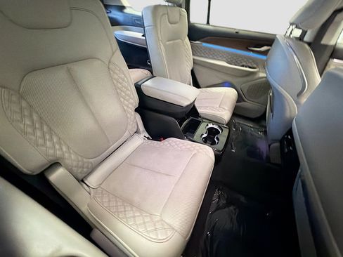 Used 2022 Jeep Grand Cherokee L Summit w/ Luxury Tech Group V AWD/4WD image 14
