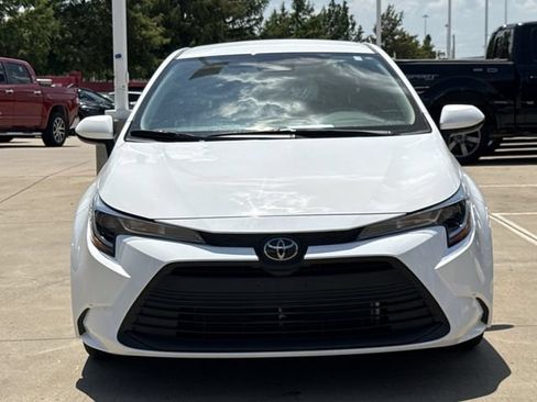 Used 2025 Toyota Corolla LE FWD image 8