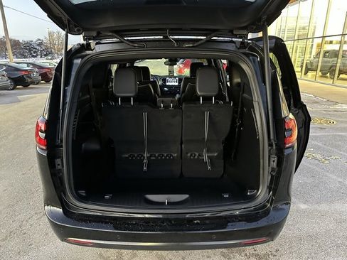 Used 2023 Chrysler Pacifica Limited w/ S Appearance Package image 10
