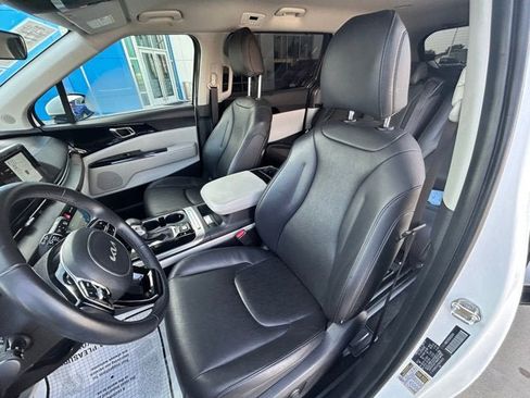 Used 2024 Kia Carnival EX FWD image 12