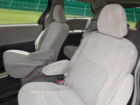 Used 2018 Toyota Sienna LE FWD image 19
