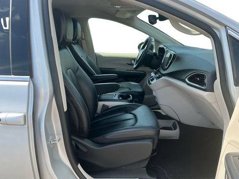Used 2024 Chrysler Pacifica Touring-L FWD image 22