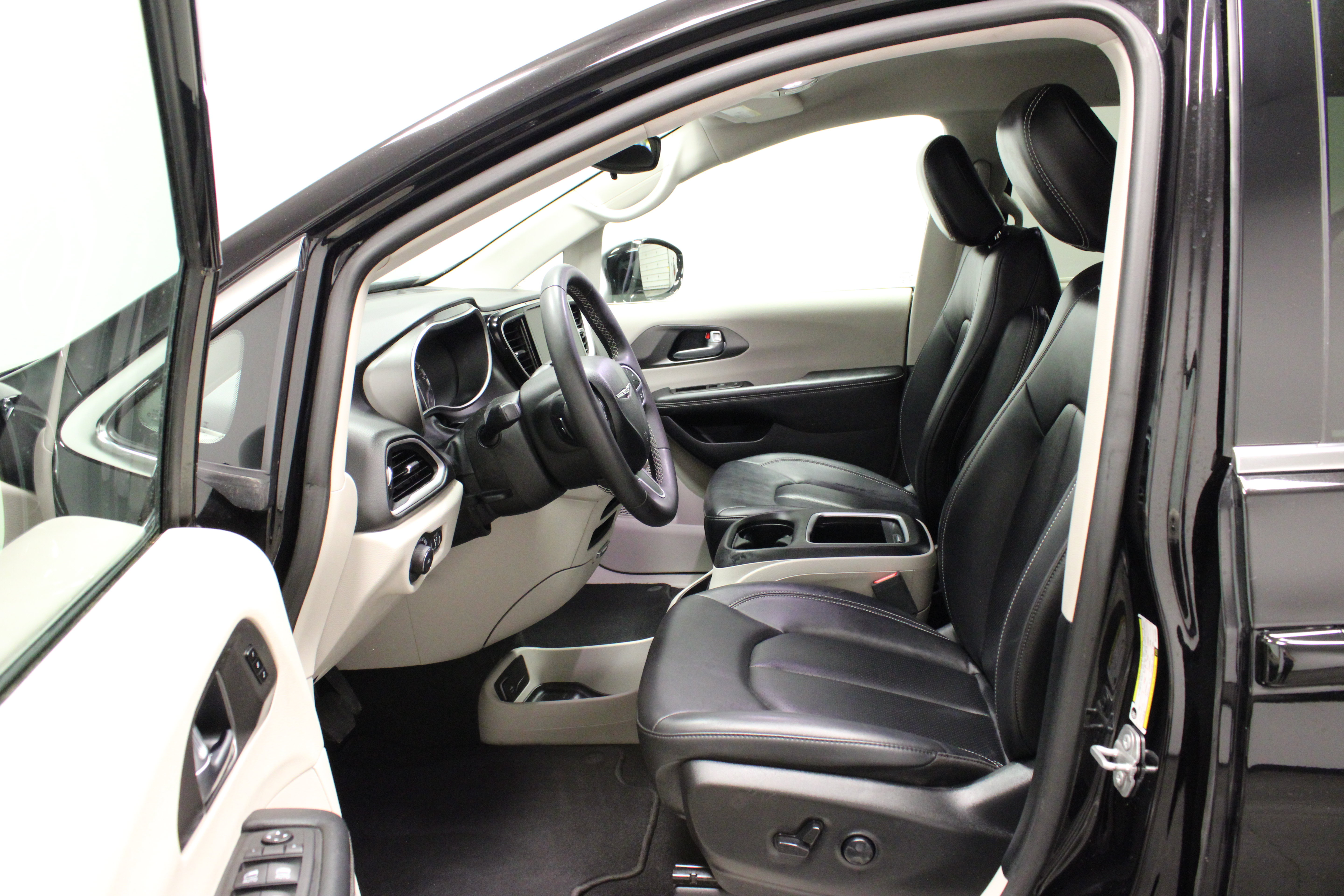 Used 2024 Chrysler Pacifica Touring-L FWD image 17