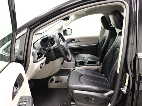 Used 2024 Chrysler Pacifica Touring-L FWD image 17