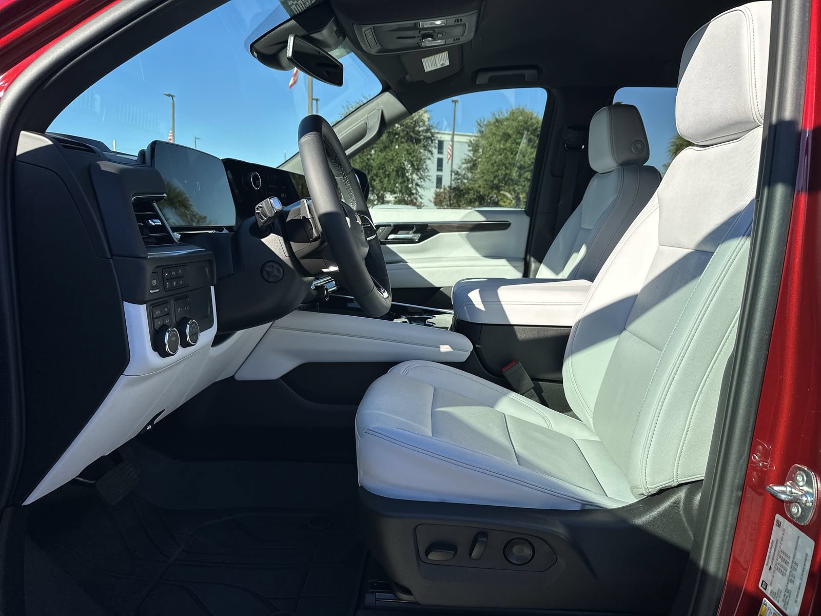 Used 2025 Chevrolet Tahoe Premier AWD/4WD image 16