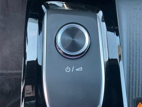 Used 2025 Buick Enclave Preferred AWD/4WD image 21