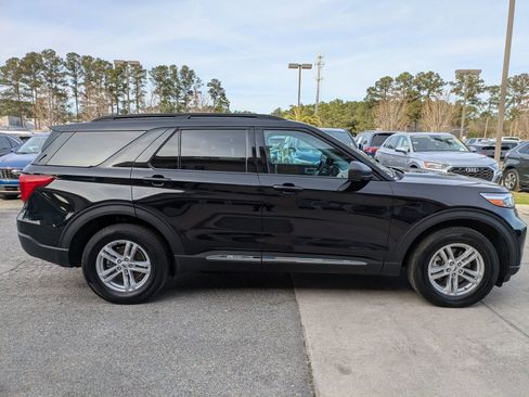 Certified 2023 Ford Explorer XLT image 3