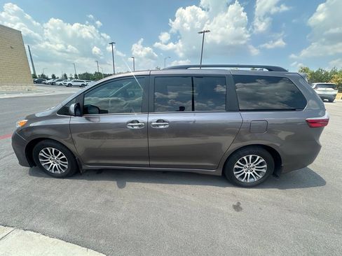 Used 2020 Toyota Sienna XLE Premium FWD image 6
