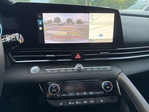 Used 2025 Hyundai Elantra SEL image 11