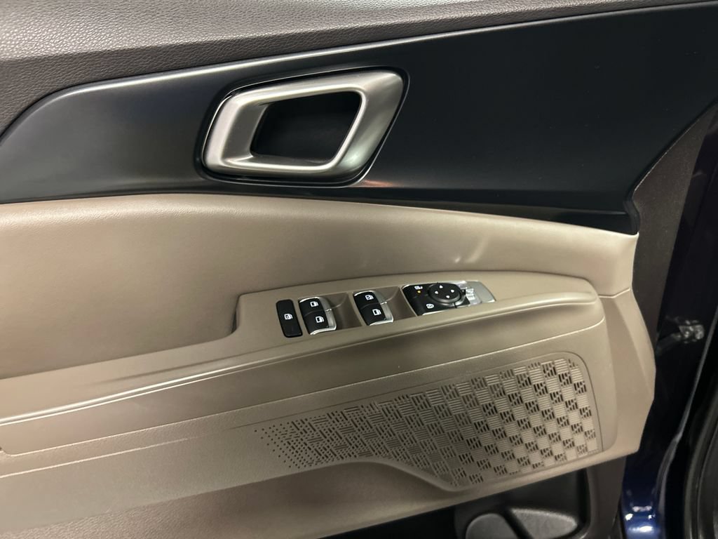 Used 2025 Kia Carnival LXS FWD image 12