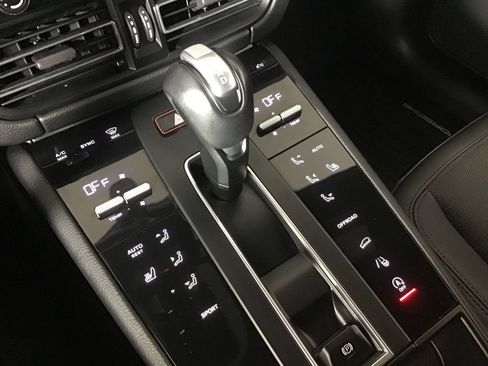 Certified 2024 Porsche Macan AWD/4WD image 37