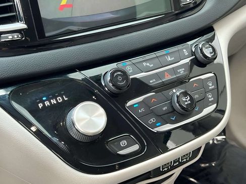 Used 2021 Chrysler Pacifica Touring-L FWD image 21