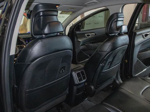 Used 2025 Kia Sportage EX image 10