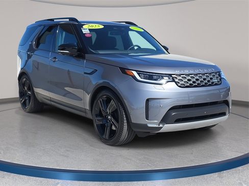 Used 2025 Land Rover Discovery S image 3
