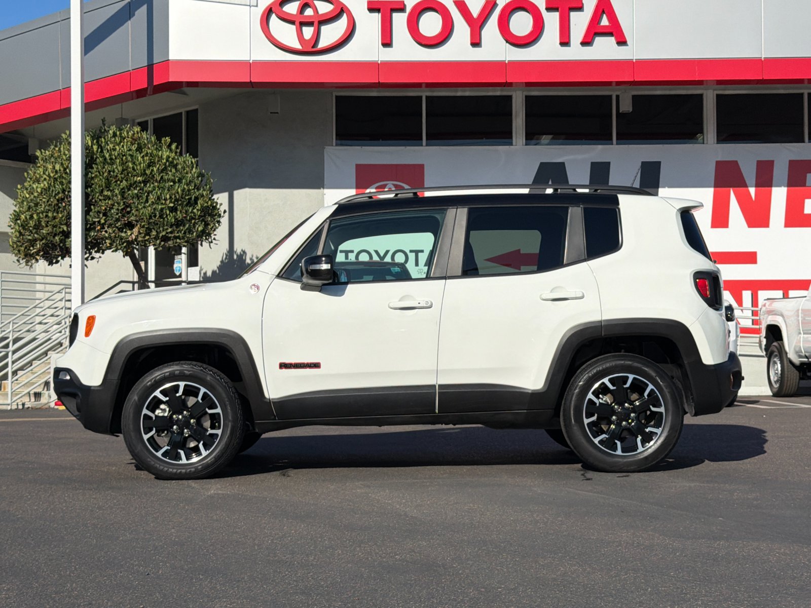 Used 2023 Jeep Renegade Trailhawk AWD/4WD image 2