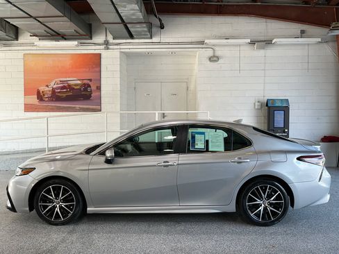 Used 2023 Toyota Camry SE image 5