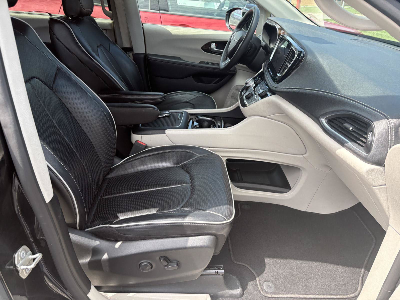 Used 2023 Chrysler Pacifica Limited FWD image 21