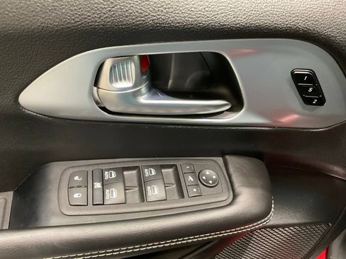 Used 2026 Chrysler Pacifica Limited FWD image 8