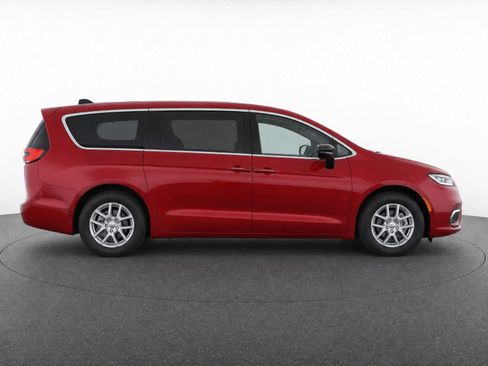 Used 2025 Chrysler Pacifica Select FWD image 4