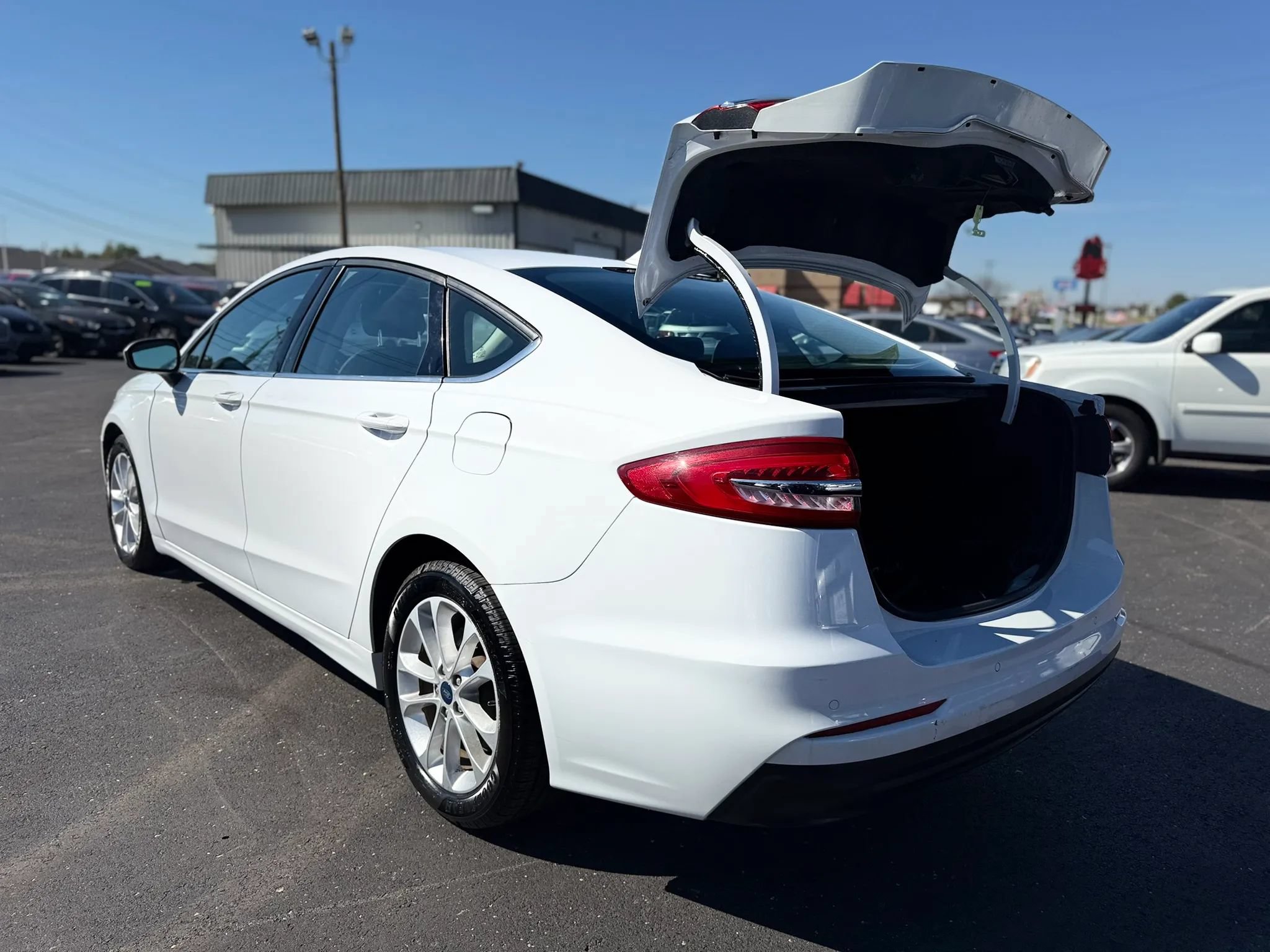 Used 2020 Ford Fusion SE FWD image 34