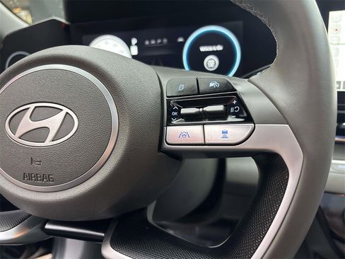 Used 2025 Hyundai Elantra SEL image 22