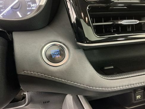 Used 2020 Toyota Highlander XLE AWD/4WD image 23