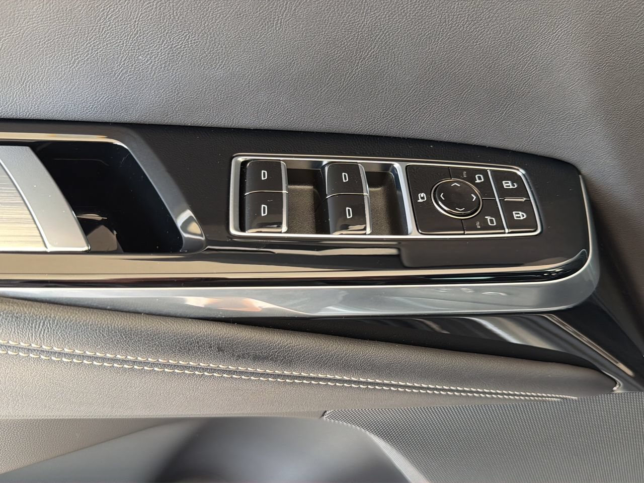 Used 2025 Cadillac Escalade Sport AWD/4WD image 12