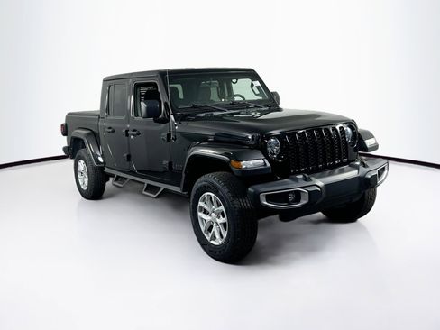 Used 2023 Jeep Gladiator Sport image 3