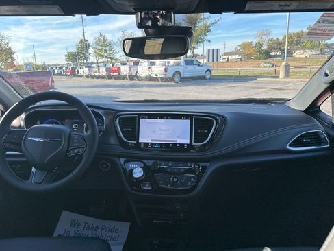 New 2026 Chrysler Pacifica Select image 2