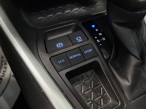 Used 2021 Toyota RAV4 XLE w/ Convenience Package image 16