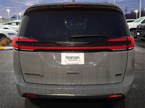 Used 2021 Chrysler Pacifica Touring-L w/ Uconnect Theater Family Group image 6