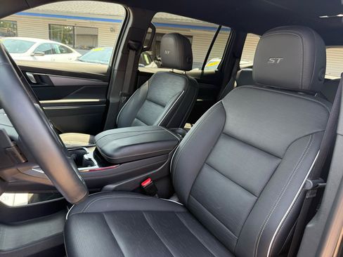 Used 2025 Buick Enclave Sport Touring FWD image 7