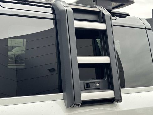 Certified 2023 Land Rover Defender 90 X-Dynamic SE image 11