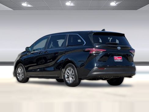 Used 2022 Toyota Sienna LE FWD image 3