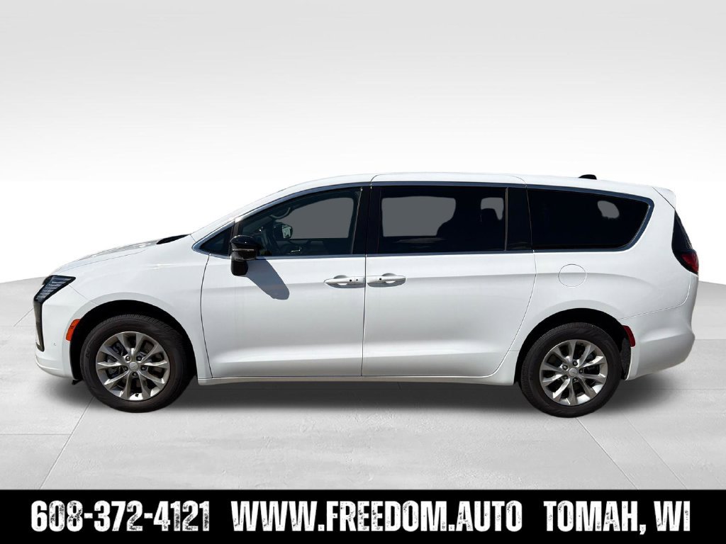 New 2027 Chrysler Pacifica Select AWD/4WD image 3