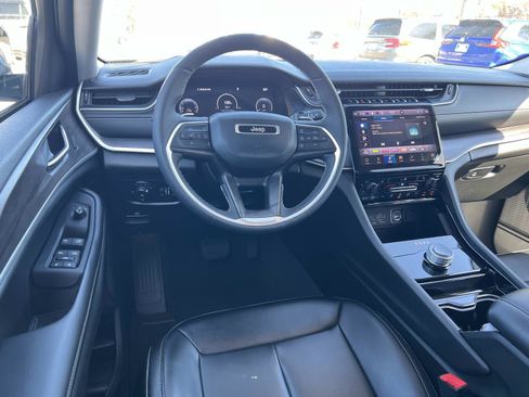 Used 2023 Jeep Grand Cherokee Limited image 7