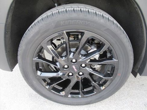 Used 2024 GMC Terrain SLE w/ Driver Convenience Package image 5