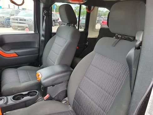 Used 2011 Jeep Wrangler Unlimited Sahara w/ Connectivity Group AWD/4WD image 5