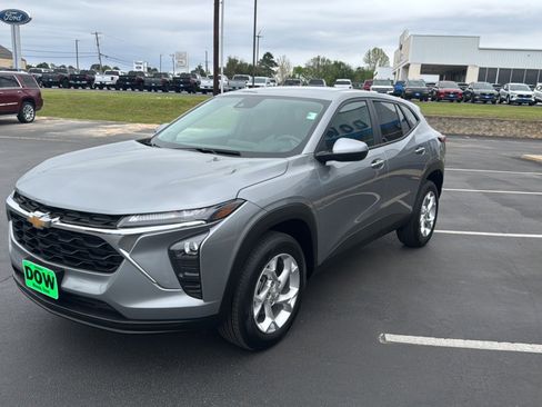 Used 2025 Chevrolet Trax LS w/ LS Convenience Package image 7