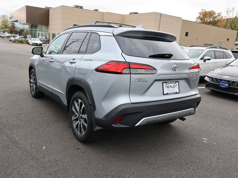 Used 2022 Toyota Corolla Cross XLE w/ Convenience Package image 5