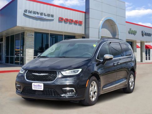 Used 2023 Chrysler Pacifica Limited FWD image 2