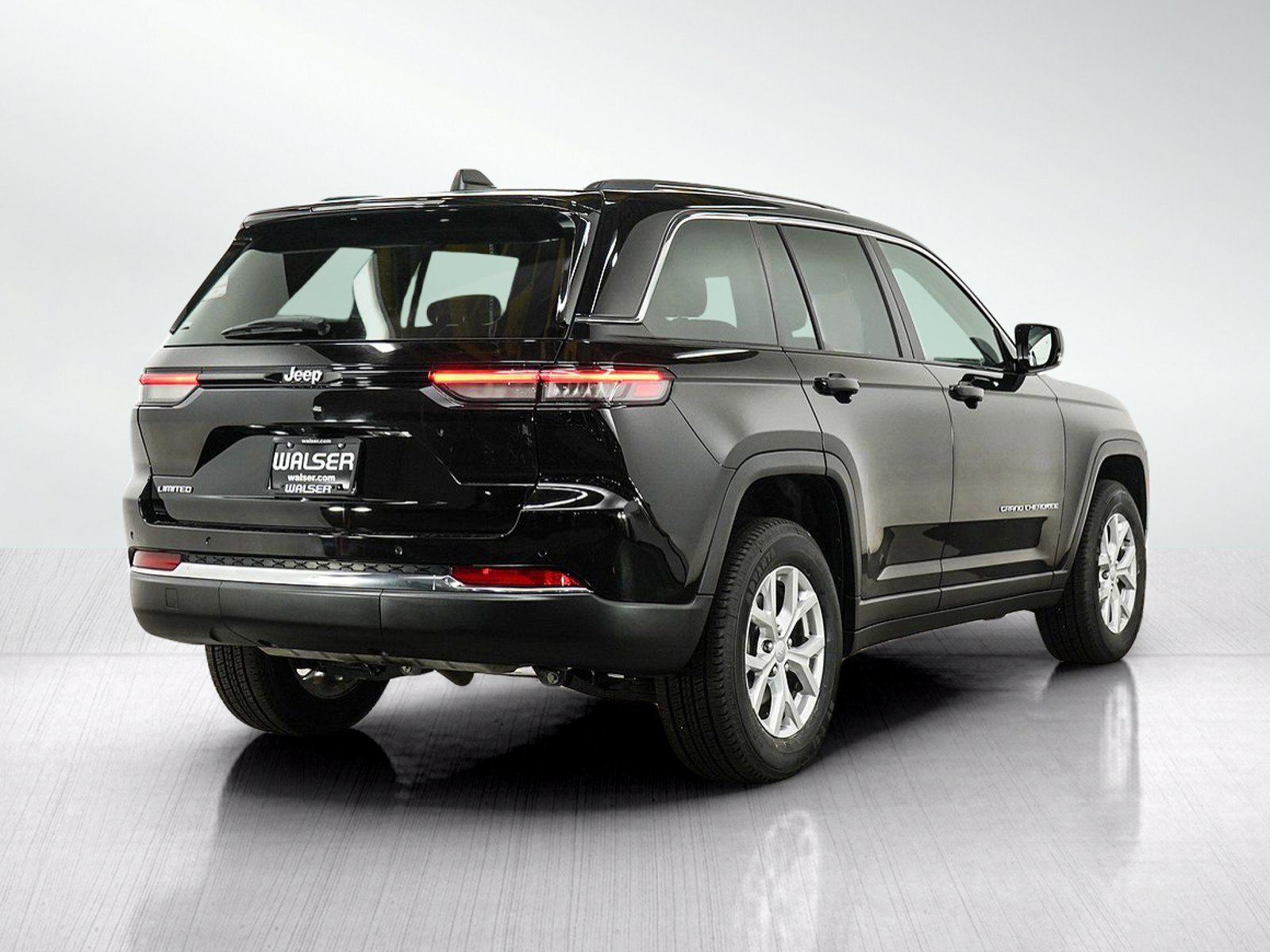 Used 2023 Jeep Grand Cherokee Limited AWD/4WD image 7