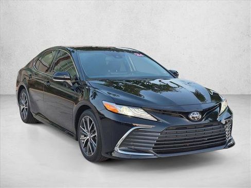 Used 2024 Toyota Camry XLE FWD image 3
