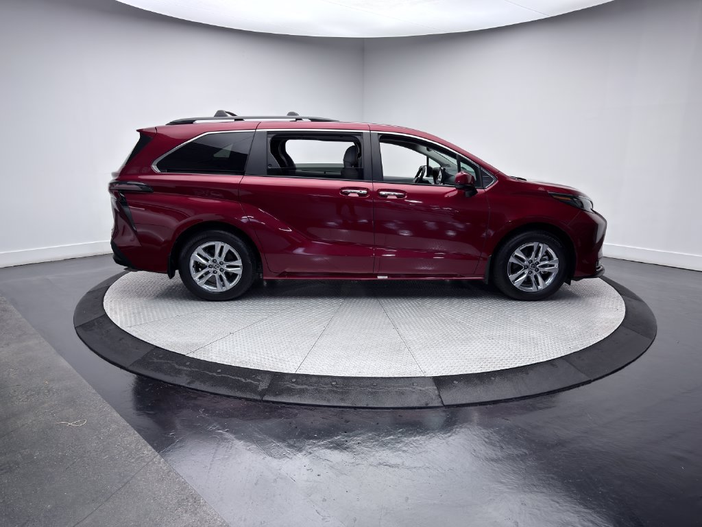 Used 2025 Toyota Sienna XLE w/ XLE Plus Package AWD/4WD image 4
