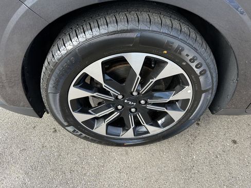 Used 2022 Kia Carnival EX image 14