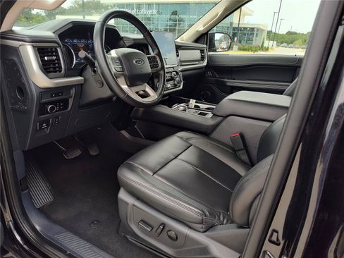 Used 2024 Ford Expedition XLT RWD image 2