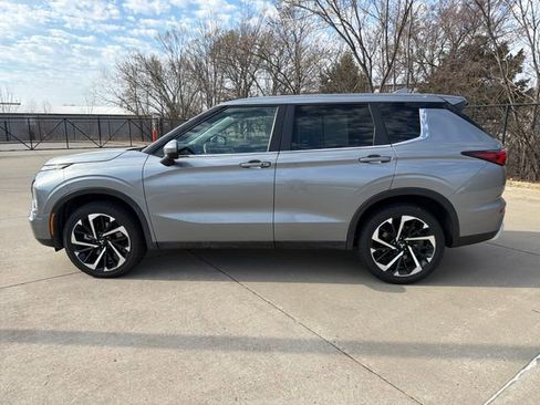 Used 2024 Mitsubishi Outlander SE image 2