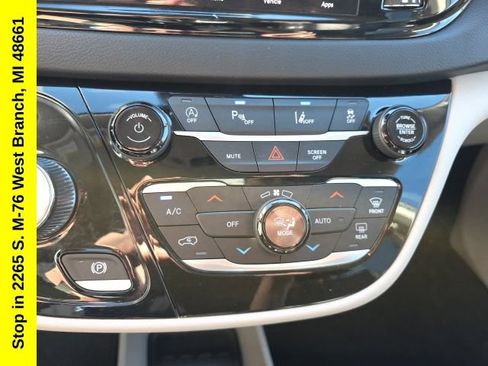 Used 2023 Chrysler Pacifica Touring-L FWD image 23